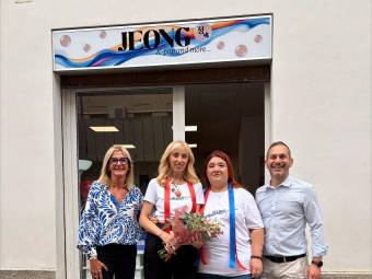 Un’immagine dell’inaugurazione con la titolare Antonella Miranda, l’assessora alle attività produttive Paola Casara e il responsabile di CNA Forlì città Marco Lucchi