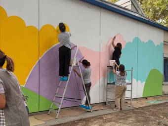 Cesena, alla scuola di via Mulini un murale realizzato da insegnanti e genitori