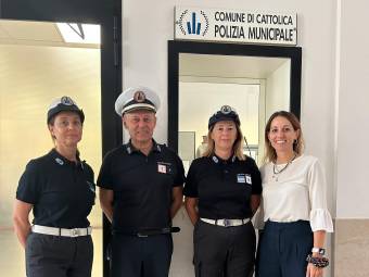L’assessora Gabellini con il comandante Gasparotto e le agenti Benelli e Gasperin, protagoniste della cattura del molestatore