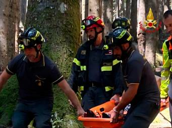 Campigna, cade andando a funghi e si frattura una gamba: donna di 80 anni soccorsa dai Vigili del Fuoco