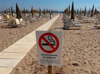 Rimini, divieto di fumo in spiaggia: spuntano i primi cartelli