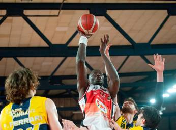 Il pivot biancorosso Gora Camara nella partita d’andata (Morosetti)