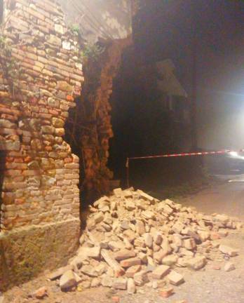 Rimini, a San Clemente un’auto si schianta contro una casa e la fa crollare