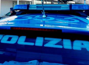 Rimini, chiede informazioni per il bagno, ma viene aggredito e rapinato a Marina Centro: arrestato un uomo