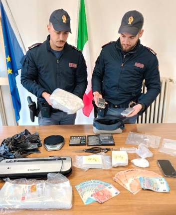 La droga e i soldi sequestrati dalla polizia di Imola