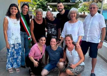 Una famiglia svizzera e una famiglia tedesca premiate all’Hotel Odeon per la loro lunga fedeltà a Rimini, nel corso di una cerimonia alla presenza dell’assessora Mattei