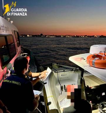 Marina di Ravenna, va a ballare con gli amici e poi si mette alla guida del gommone, ma è ubriaco: multa di 6mila euro