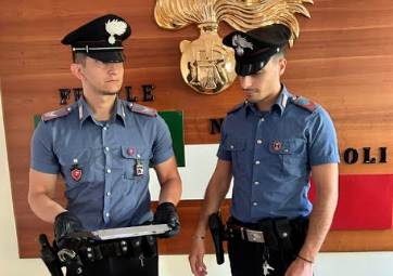 Il coltello sequestrato dopo il provvidenziale intervento dei Carabinieri
