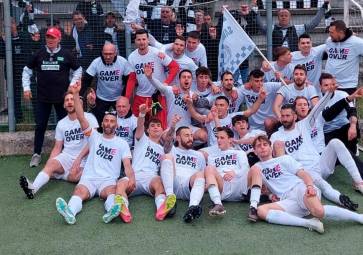 La squadra bianconera festeggia la vittoria in campionato dopo il 3-0 al Bellariva