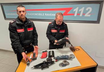 Ravenna, nello zaino aveva il trapano, l’avvitatore e il kit del ladro: 43enne arrestato
