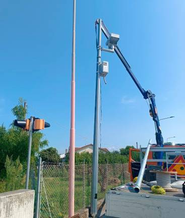 Montaggio del nuovo dispositivo di controllo della velocità in via Cervese