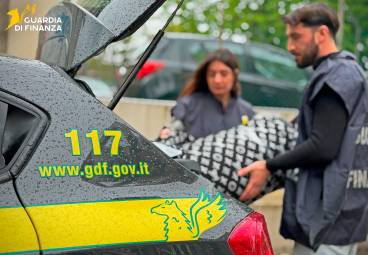 Rimini, un chilometro e mezzo di tessuti falsi e 700.000 articoli contraffatti: maxi-sequestro della Finanza