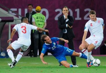 Alessandro Diamanti in un contrasto con Ashley Cole e Steven Gerrard