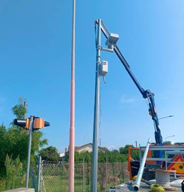 Montaggio del nuovo dispositivo di controllo della velocità in via Cervese