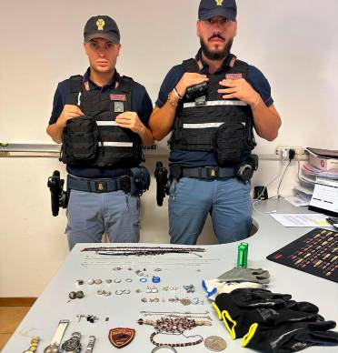 Imola, catturati ladri di abitazione: recuperati orologi, anelli, bracciali, collane e orecchini