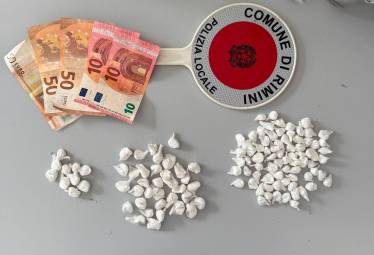 Rimini, aveva 120 dosi di cocaina pronte per lo spaccio: 21enne arrestato
