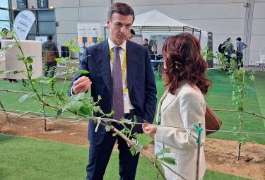 Il presidente di Coldiretti Ettore Prandini al Macfrut di Rimini mentre visita i nuovi impianti di irrigazione della Irritec con la CSO di Irritec Group Giulia Giuffré