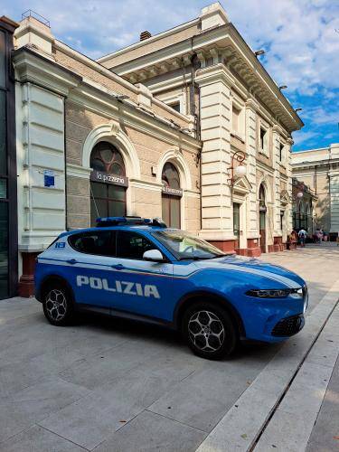 Rimini, “il miracolo dei 2 poliziotti alla stazione contro un esercito di problemi”: la Uil invoca rinforzi per la Polfer