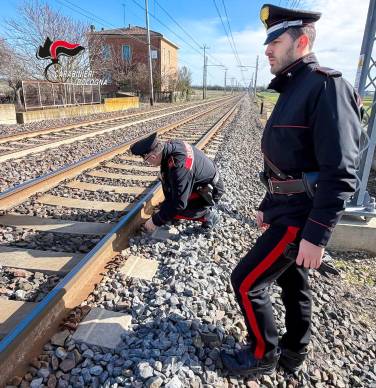 Sabotaggio con pietre sui binari a Castel San Pietro, 19enne imolese ai domiciliari
