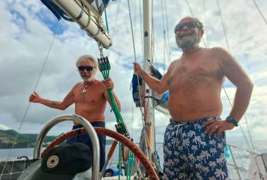 A destra il riminese Mauro Gregorio, 62 anni. A sinistra lo skipper e marinaio Andrea Baculo