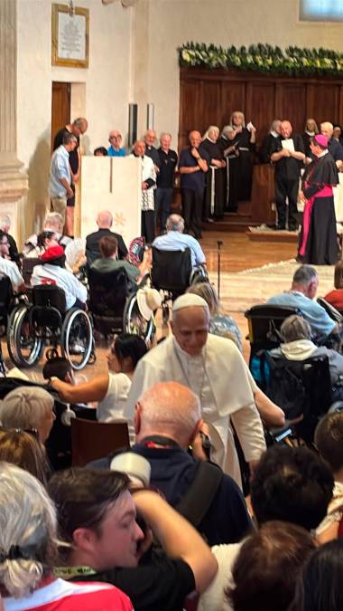 Papa Leone a Rimini, l’abbraccio in Duomo con persone fragili e carcerati: “La chiesa è la vostra casa” FOTOGALLERY