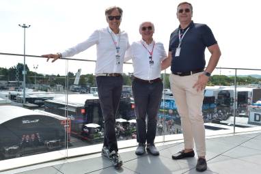 Più a destra: il direttore del circuito Andrea Albani, il vice presidente di Santa Monica Mariano Spigarelli e il presidente di Santa Monica Luca Colaiacovo (foto Fini)