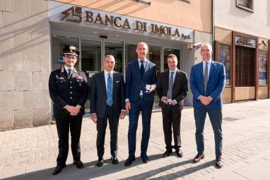 “Signora, la vogliono truffare”: la Banca di Imola premia i dipendenti dello sportello che scoprono il raggiro