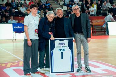 Piero Pasini è stato premiato con le maglie di Rimini, Brindisi e Vigevano (Morosetti)