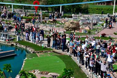 Rimini, a Italia in Miniatura flash mob con mille bandiere tricolori VIDEO GALLERY