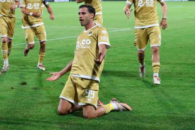 L’esultanza di Gianluca Frabotta per la doppietta realizzata sul campo dello Spezia (foto Rega)