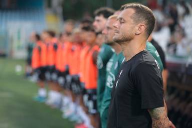 Alessandro Diamanti durante il minuto di raccoglimento in memoria di Franco Baresi (Zanotti)