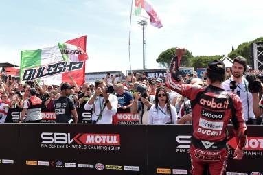 Il ventiseienne Nicolò Bulega saluta i suoi tifosi dopo l’ennesimo week-end da “tiranno” a Misano Adriatico (foto Fini)