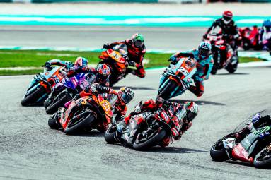 Enea Bastianini e Marco Bezzecchi lottano durante l’ultima gara del motomondiale disputata sul circuito di Sepang