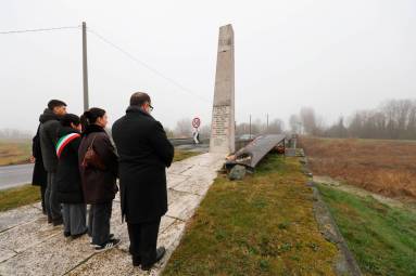 Lugo commemora le vittime civili di guerra davanti al monumento allo sminatore
