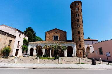 Le palme ornamentali campeggiano da decenni davanti alla facciata di Sant’Apollinare Nuovo: l’area esterna è già visibile in una foto risalente al 1928 (foto Fiorentini)