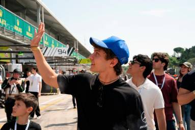 Kimi Antonelli saluta i tifosi sulle tribune dell’Enzo e Dino Ferrari (Mmph)