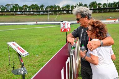 Papà Paolo e mamma Rossella alla curva dove il Sic perse la vita il 23 ottobre di 15 anni fa