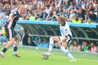 Riccardo Ciervo cerca di superare in dribbling Antonio Palumbo in Cesena-Palermo