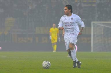 Il neo acquisto Nicolas Viola in azione nella partita di coppa Italia contro il Renate mercoledì scorso (Fiorentini)