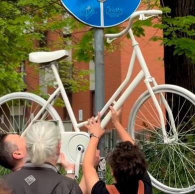 A Bologna una bici per ricordare Viola Mazzotti, la giovane cervese scomparsa in un tragico incidente VIDEO