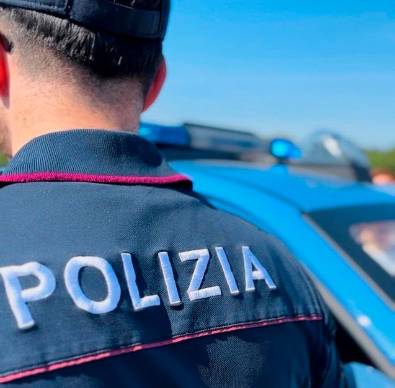 Rimini, aggredisce la barista per portare via il fondo cassa: arrestato dopo un inseguimento