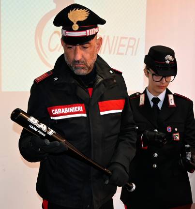 Forlì, rissa in centro con machete e mazza da baseball tra bande di giovani: 4 arresti VIDEO