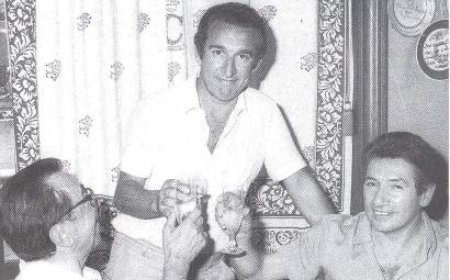 Osvaldo Bagnoli in piedi con Edmeo Lugaresi alla sua sinistra