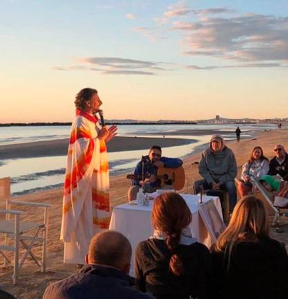 Igea Marina, don Marco e il successo delle messe all’alba in spiaggia: “Ogni estate almeno 3mila persone”