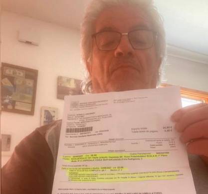 Vincenzo Spinelli con l’impegnativa per la visita prevista ad agosto 2027