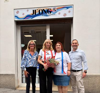 Un’immagine dell’inaugurazione con la titolare Antonella Miranda, l’assessora alle attività produttive Paola Casara e il responsabile di CNA Forlì città Marco Lucchi