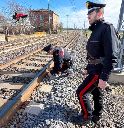 Sabotaggio con pietre sui binari a Castel San Pietro, 19enne imolese ai domiciliari