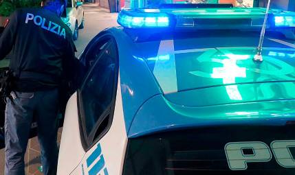 Rimini, “voglio essere rimpatriato”: va all’Ufficio Immigrazione poco prima di mezzanotte, trova chiuso e prende a pugni in faccia un poliziotto
