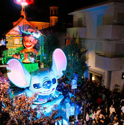 Gambettola, la sfilata in notturna incanta il pubblico e le delegazioni arrivate da altre città