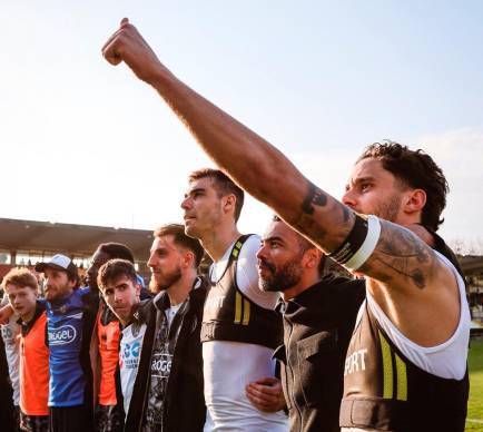 Ashley Cole tra Andrea Ciofi e Giovanni Zaro sotto la curva Mare dopo il successo contro il Catanzaro